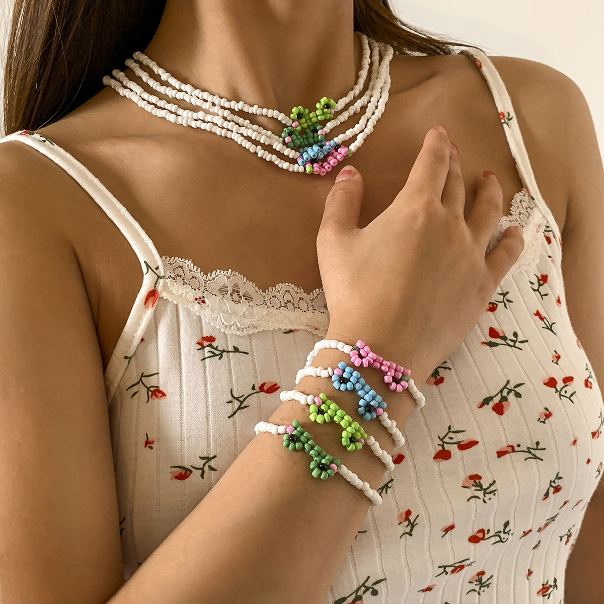 Creative sweet and cool hand-woven little frog collarbone chain, simple European and American country style rice beads, fresh and clean round bead necklace full figure