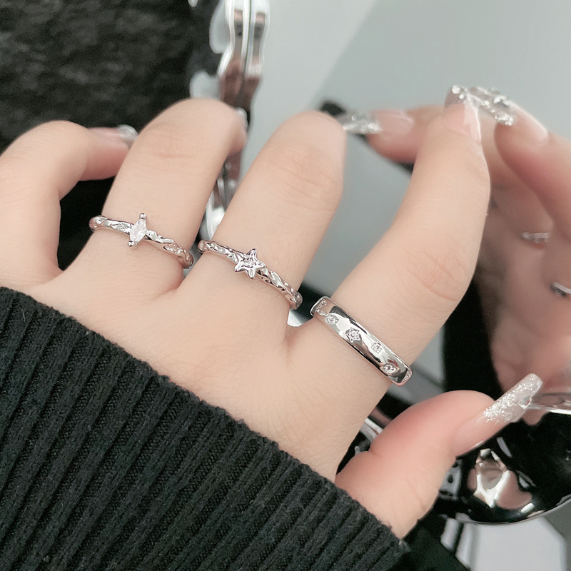 This simple, slightly inlaid, irregularly texted star-opening ring is a trendy and versatile multi-layered ring accessory for women on Instagram details Picture