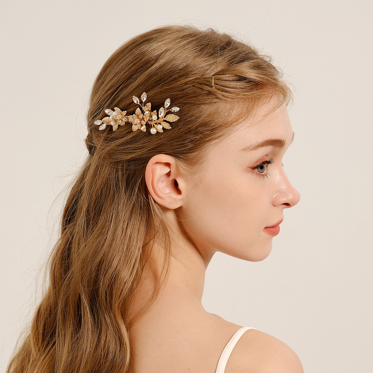 The new cross-border metal flower hair comb exudes a high-end and luxurious wedding dress style. It is a handcrafted water diamond and pearl bridal comb full figure