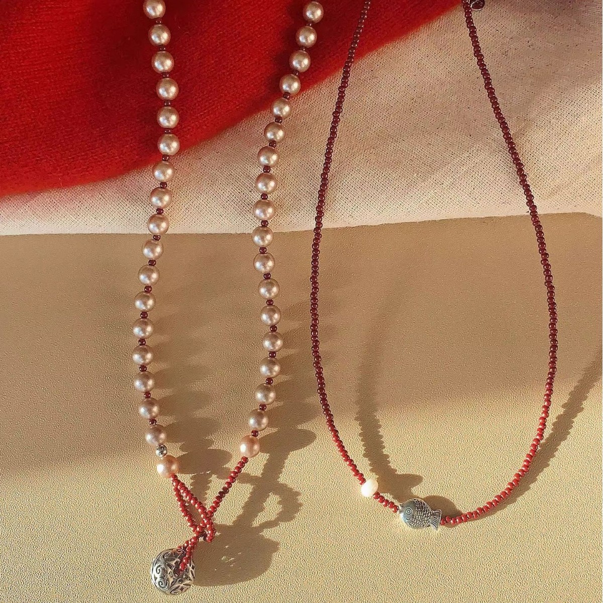 Simple and elegant crystal beaded small fish necklace, a retro, light luxury, fashionable and versatile necklace and collarbone chain for women full figure