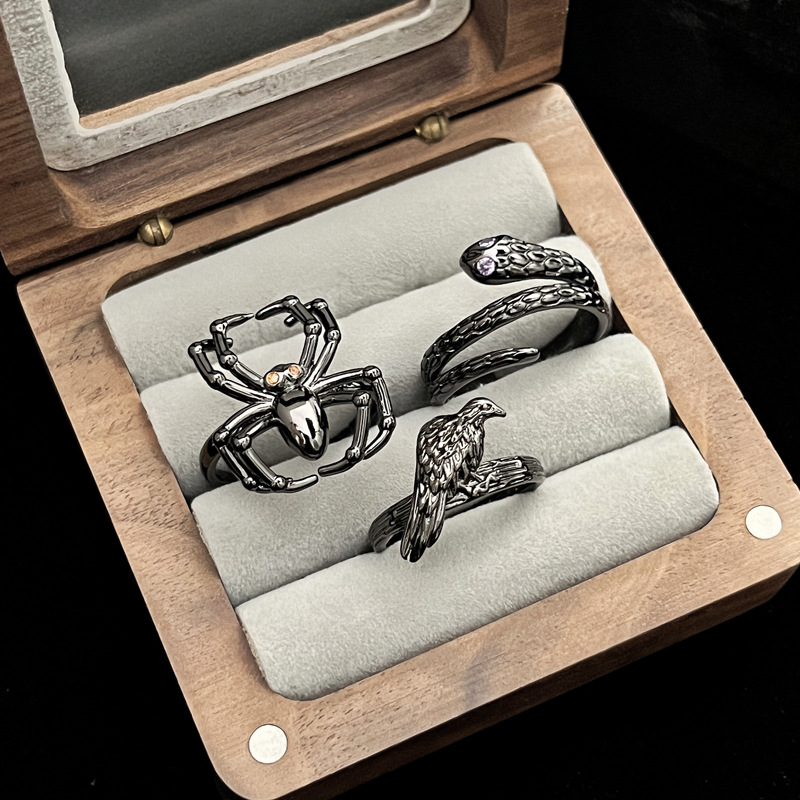 A unique dark style European and American snake-shaped crow trendy and cool ring, a gender-neutral punk hip-hop fashionable and exquisite ring for women Application Scenario