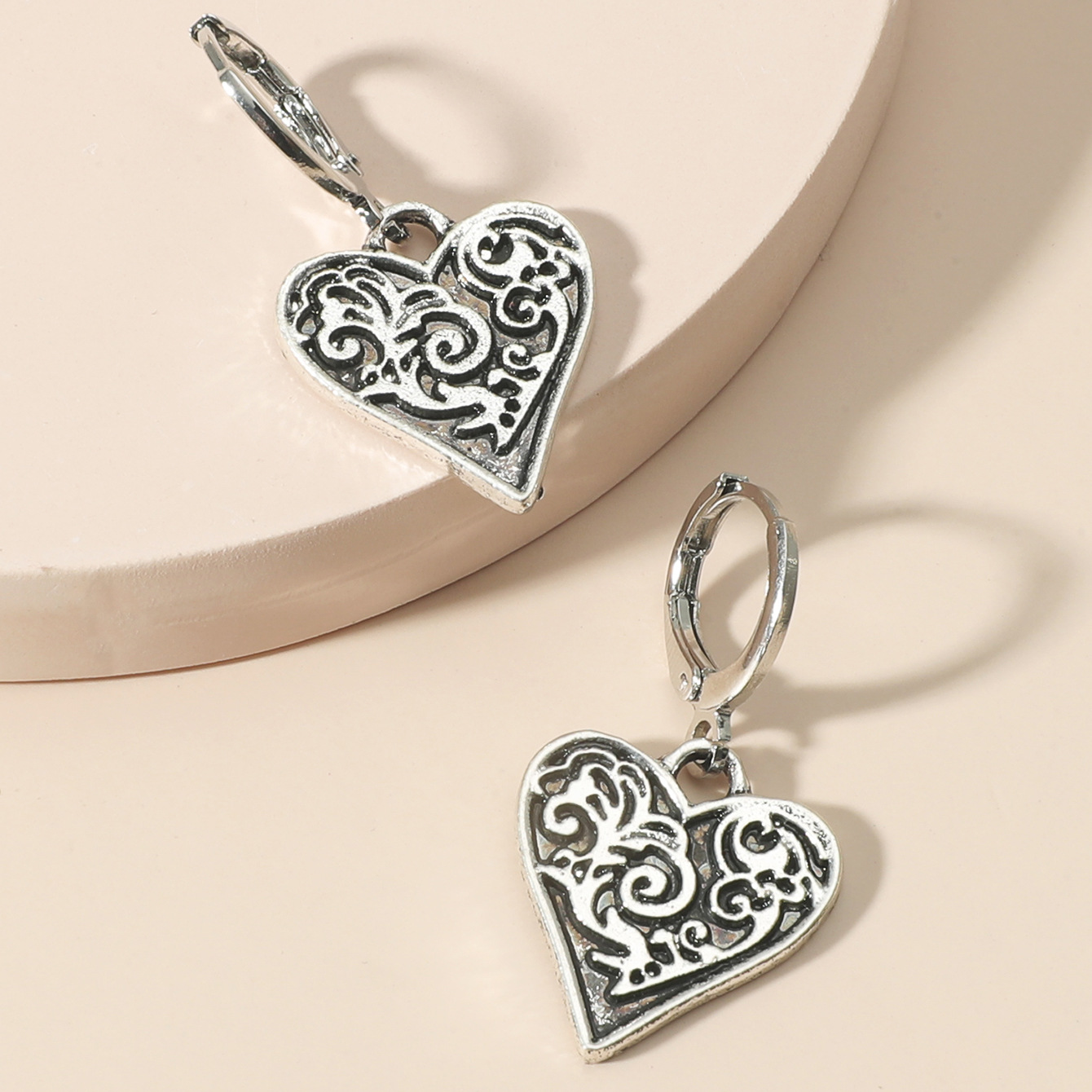 European and American InS-style heart-shaped jewelry set, retro aged alloy heart-shaped necklace and earring set, cross-border accessories Application Scenario