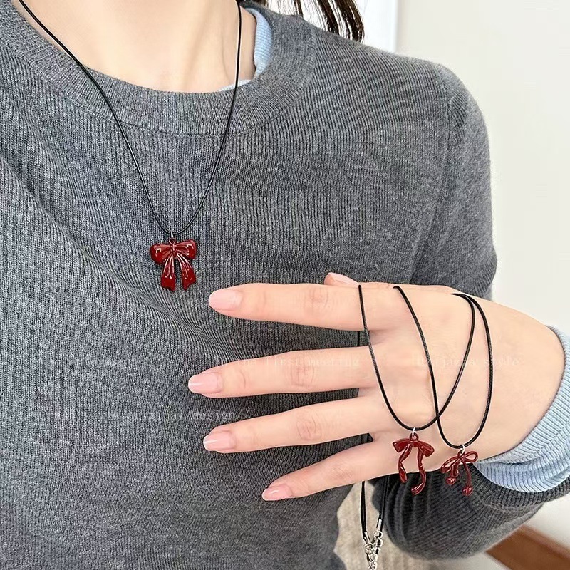 Ankela Red necklace is a niche new minimalist and versatile style. It features a black leather rope neckchain with a bow and a layered women's collarbone chain full figure
