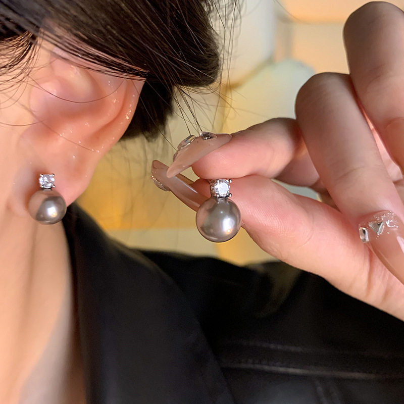 Zircon pearl stud earrings are a light luxury and niche design for women, exuding a sense of sophistication and elegance. They are a bestseller and versatile, trendy and popular ear accessory details Picture