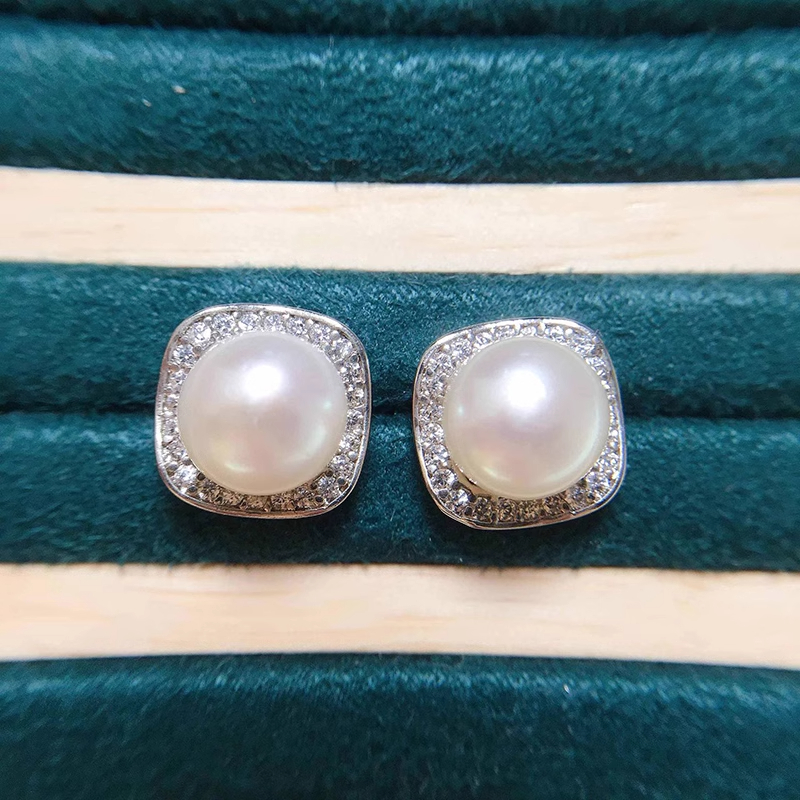 Xuhui brand exquisite and light luxury copper plated with real gold and set with zircon 925 silver needle cube sugar freshwater pearl, luxurious design and fashionable stud earrings Application Scenario