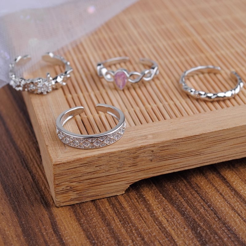 The new diamond-patterned open ring for women is fashionable and individual, set with zircon, exuding a light luxury and cool style, and is a popular food ring details Picture