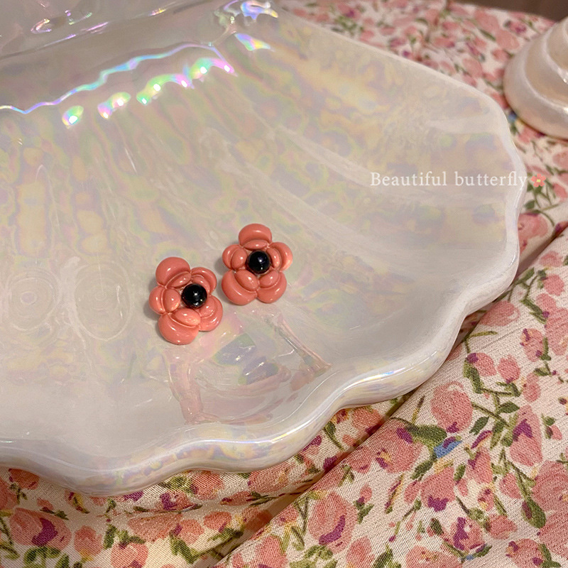 French retro pink flower earrings, a niche design for women, with an extremely ethereal charm, versatile and high-end, sweet earrings wholesale Application Scenario