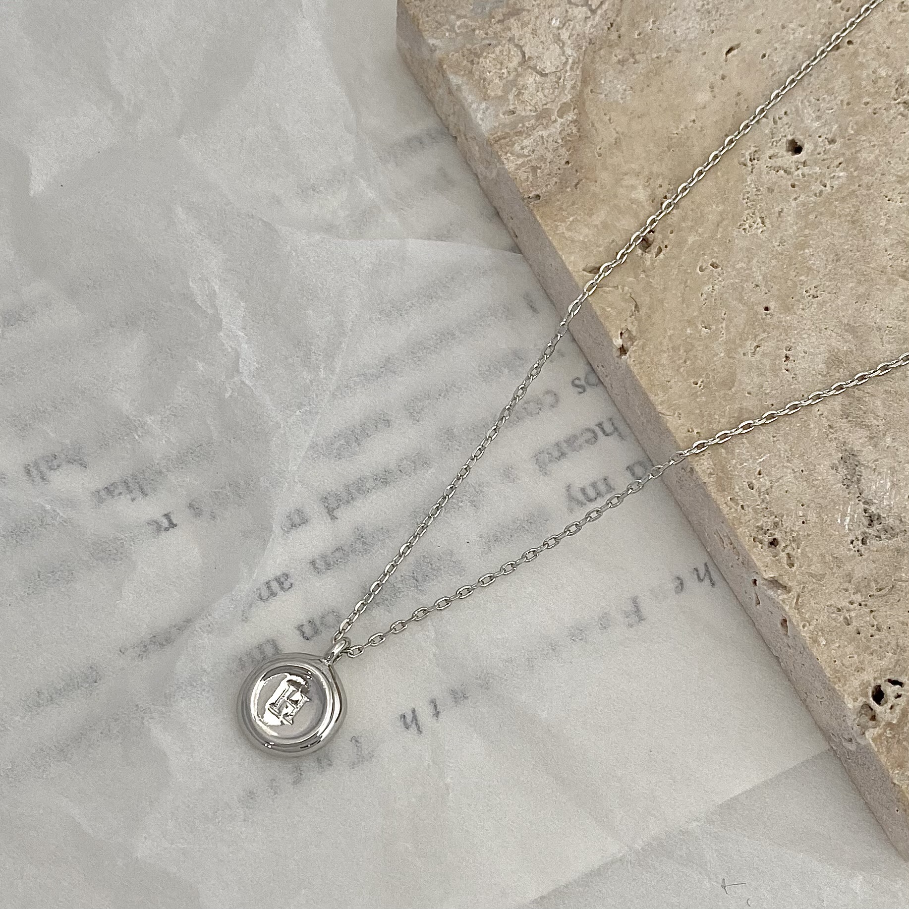 This niche design round pendant letter necklace exudes a simple and elegant feminine charm. The collarbone chain is fashionable and versatile, with exquisite accessories Specification drawing