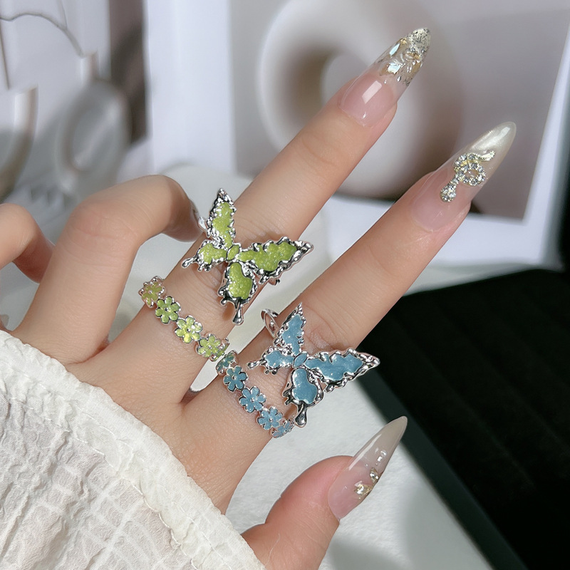 A new, fresh and simple layer-and-wear three-dimensional lava butterfly ring, a cold and elegant enamel index finger ring with a feminine flower texture full figure
