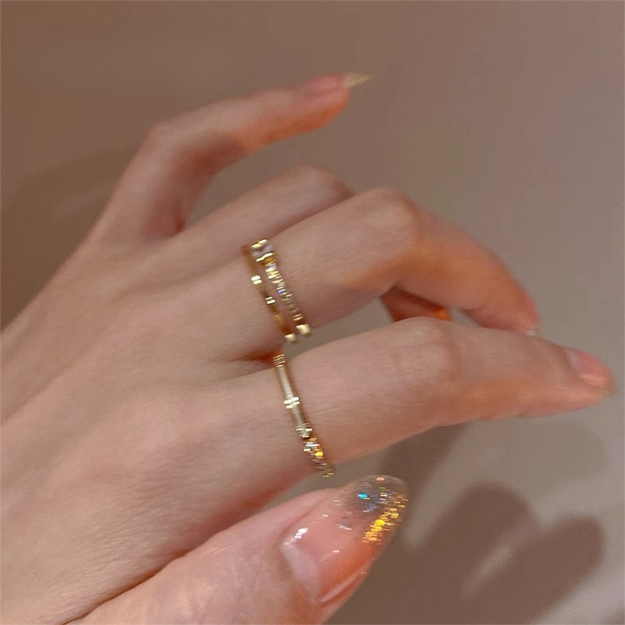 A French retro double-layer zircon ring for women, with a unique and high-end feel, is a light luxury index ring. It features an Instagram style and a simple design full figure