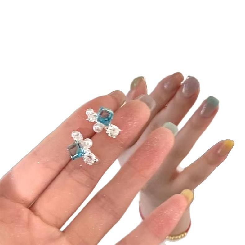 Spring and summer super shiny blue square sugar stud earrings, high-end and light luxury style, pearl earrings, unique and niche C-ring earrings for women Item Picture