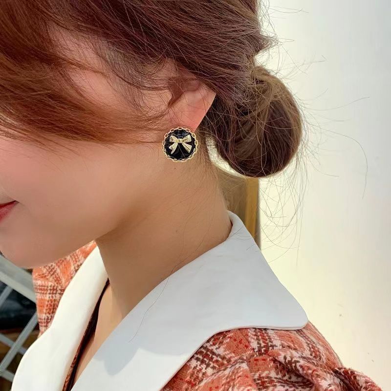 The 2025 new s925 glazed circular bow stud earrings are elegant, retro, versatile and niche ins earrings that exude a feminine charm Application Scenario