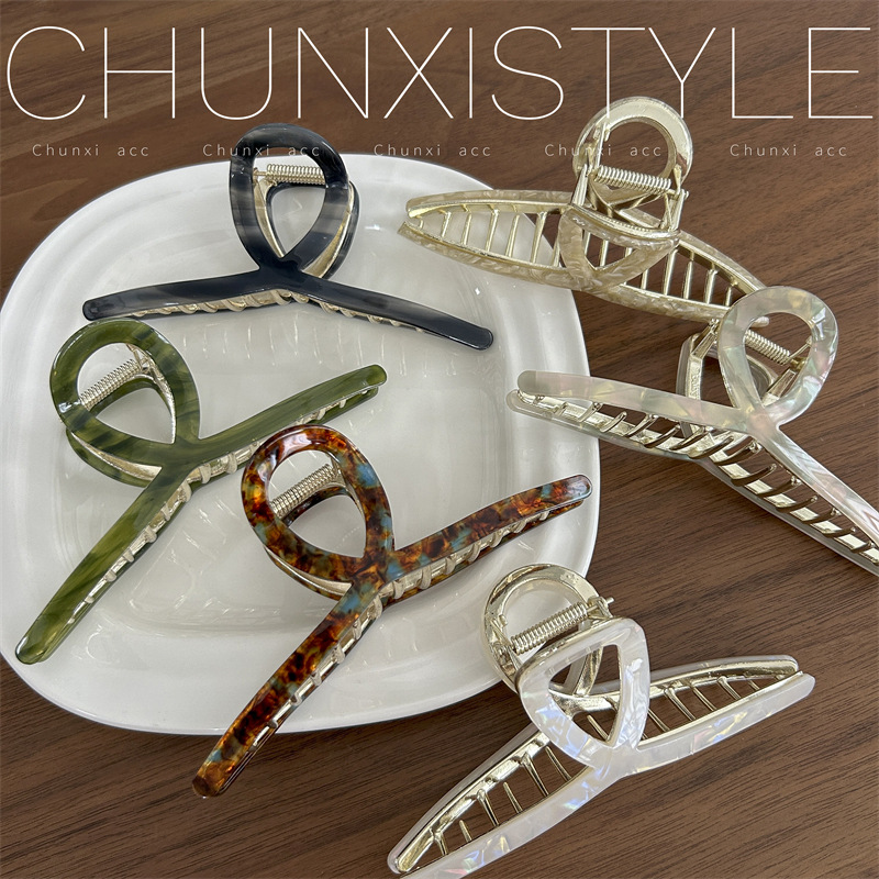 The 2023 new large-sized metal acetate hairpin for the back of the head, featuring a high-end and elegant updo and shark clip headwear details Picture
