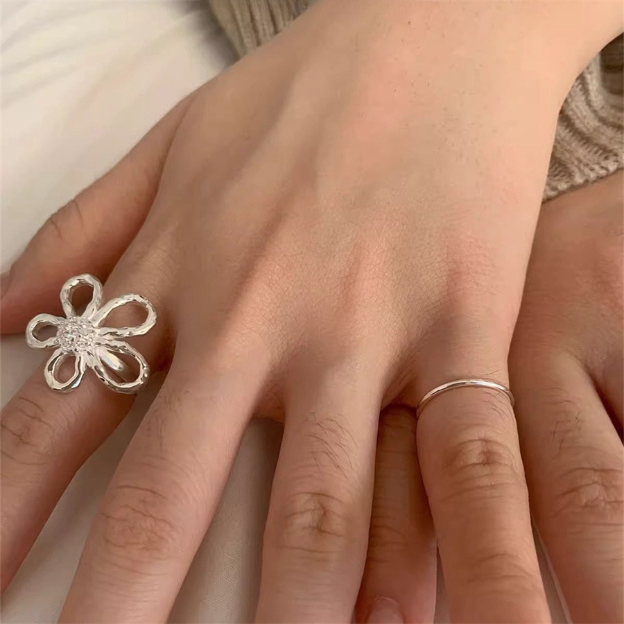 The s925 sterling silver large flower ring is a sophisticated and elegant, exaggerated ring that is fashionable and versatile. It is an open index finger ring Specification drawing