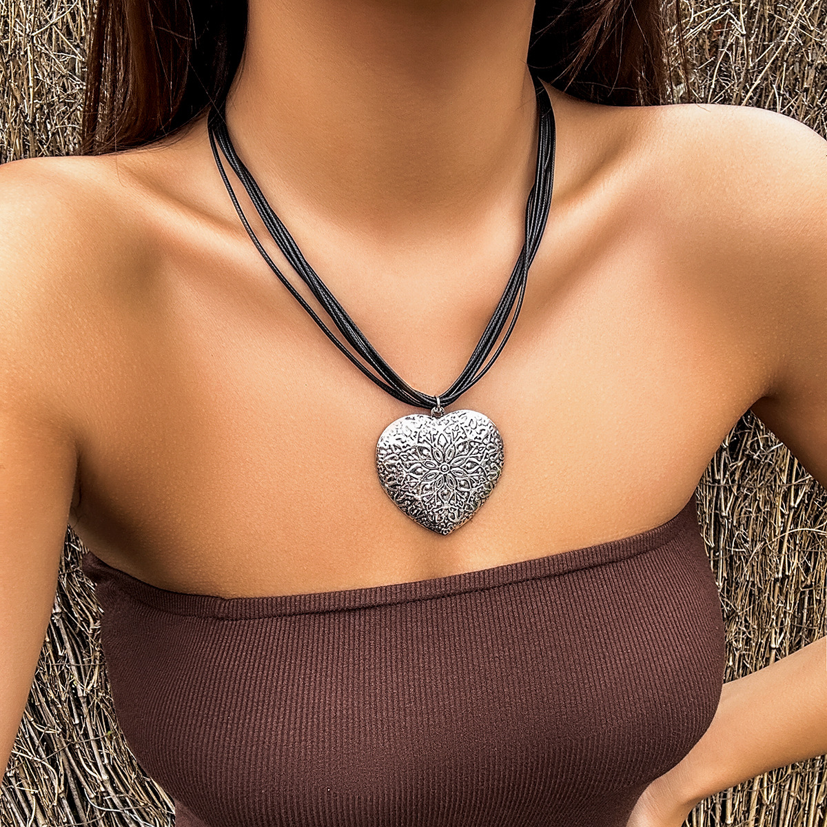 European and American cross-border accessories: simple and adjustable velvet wax thread necklace exaggerated sweet and cool big heart collar for women details Picture