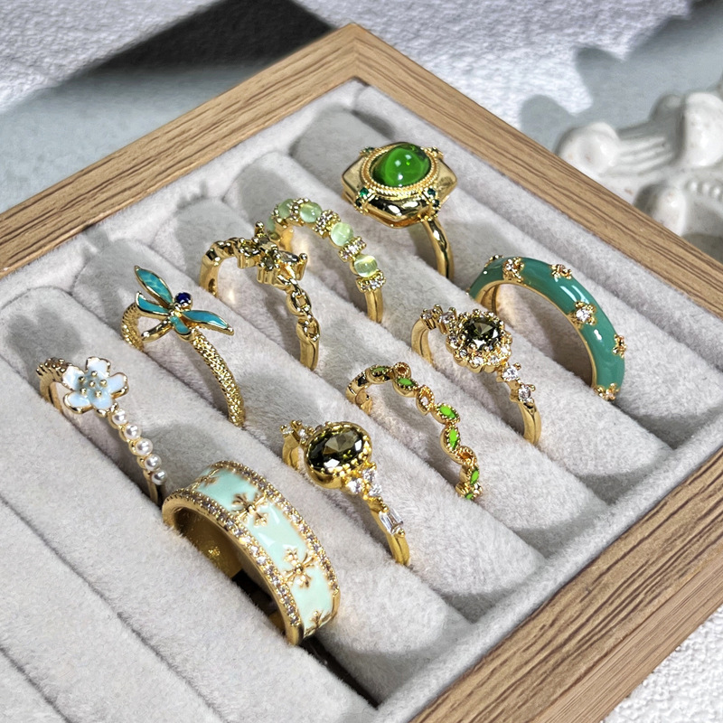 The new trend of enamel drop glaze ring, a unique and niche design with a sense of sophistication and freshness, and an olive green opening ring full figure