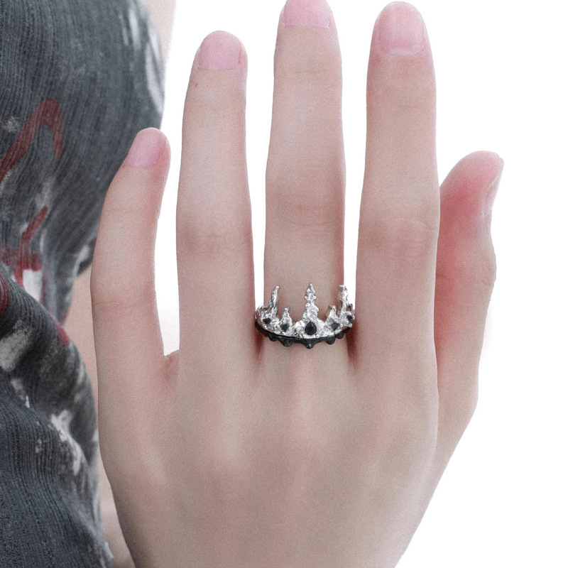 Dark zircon cool crown color-blocked open ring, a niche design for women with a sense of sophistication. The index finger ring can be stacked and removed Application Scenario