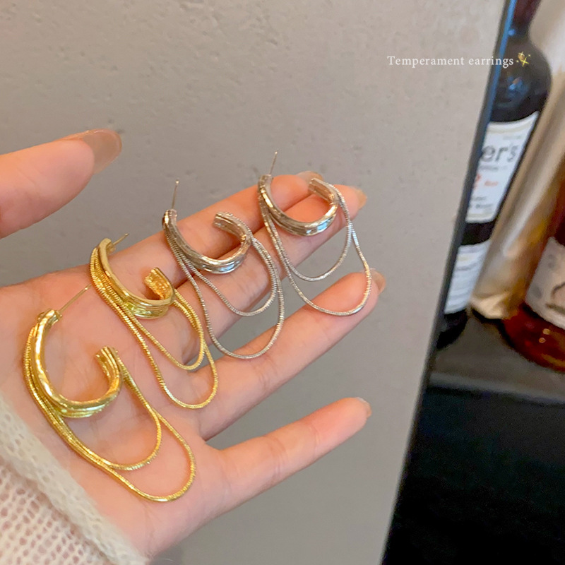 Metallic and elegant Su earrings, women's light luxury and high-end style, exaggerated stud earrings, new trendy and best-selling earrings in 2025 Specification drawing
