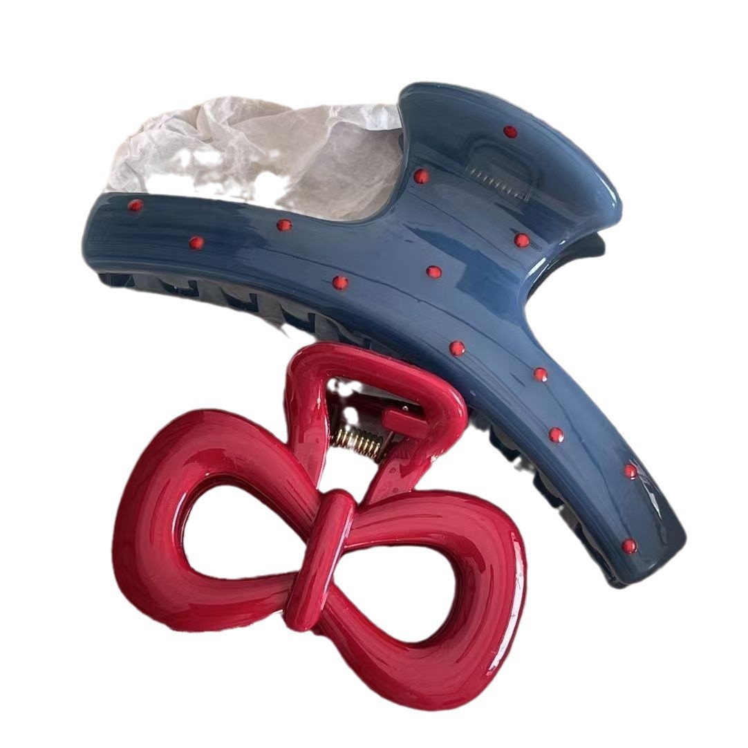 The versatile Anke red polka dot scratch-off clip has an excellent texture. The shark clip exudes a high-end feel and is a retro hair clip accessory Item Picture