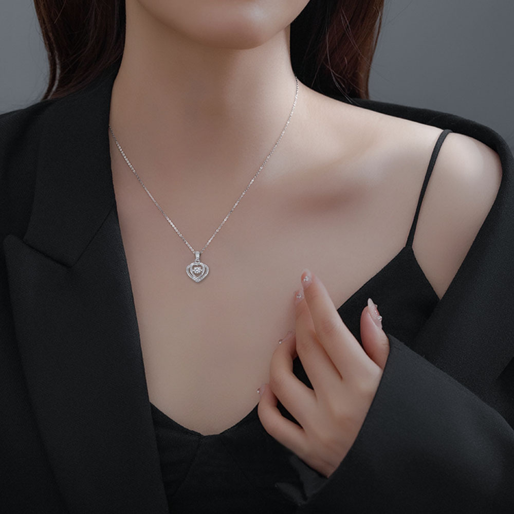 A light luxury titanium steel necklace from Japan and South Korea, a fresh and simple heart-shaped neckchain pendant, a trendy collarbone chain with a simple and elegant style Application Scenario