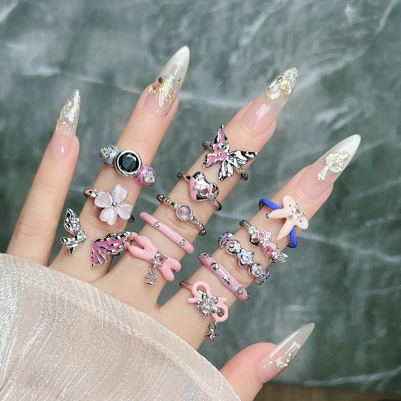 The pink enamel sweet bow heart-shaped geometric ring with a niche design sense is a fashionable, personalized and versatile ring trend for women Application Scenario