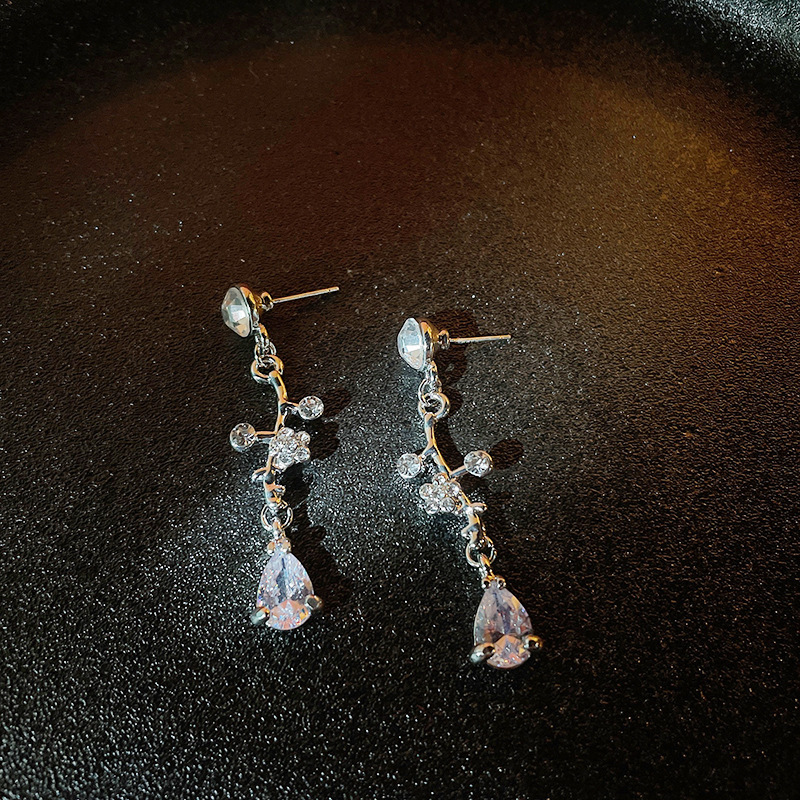 S925 Silver Needle Korean-style Dongdaemun 2025 Fashion New ins Simple Sparkling diamond retro style teardrop earrings details Picture