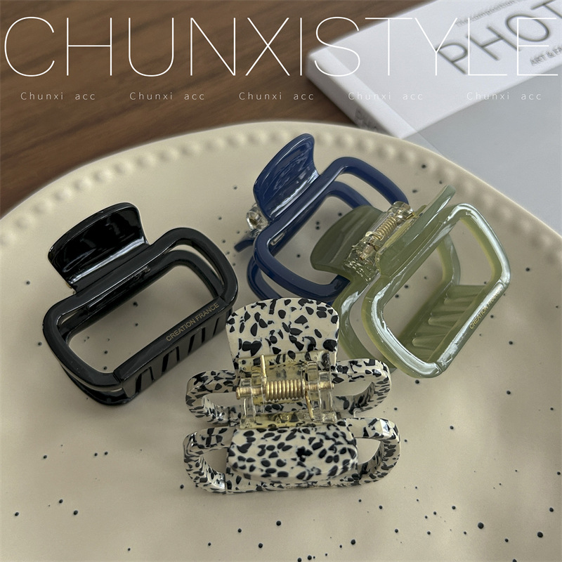 Geometric hollowed-out hairpin, tortoiseshell hairpin, female back head hairpin, medium-sized hairpin, Korean-style acetate hairpin Application Scenario