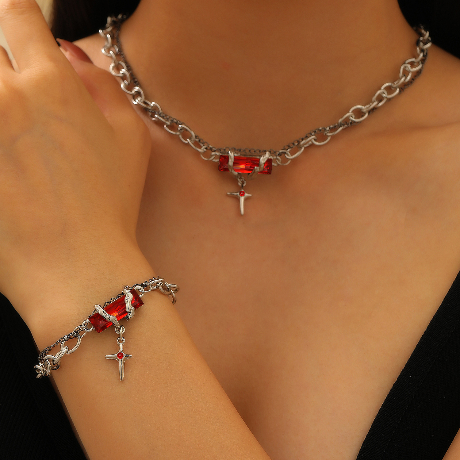 The star-wrapped black diamond bracelet is a new and versatile Halloween accessory for men, featuring a unique design. For women, it's a trendy and simple star-shaped necklace full figure