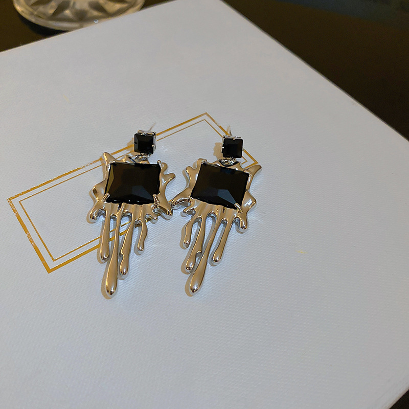 S925 Silver Needle, high-end design sense, lava metal geometric earrings, a cold and aloof style for women, fashionable and super ethereal stud Application Scenario