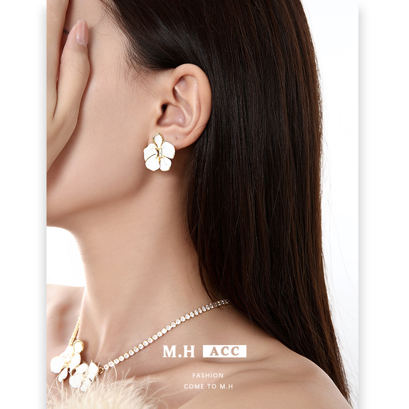 2023 New camellia leather necklace for women, sweet, cool and hot girl, ins style necklace, high-end, fashionable and elegant necklace Specification drawing