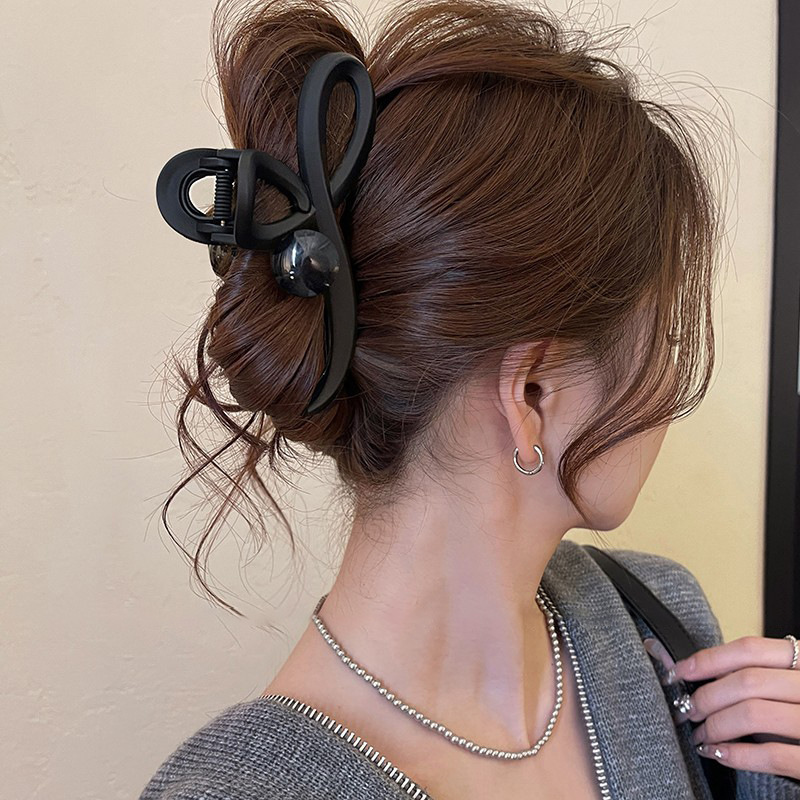 Korean-style simple coffee-colored round bead hair clips for Spring/Summer 2025, elegant large updo, shark clip, high-end and stylish grabber hair accessory Application Scenario