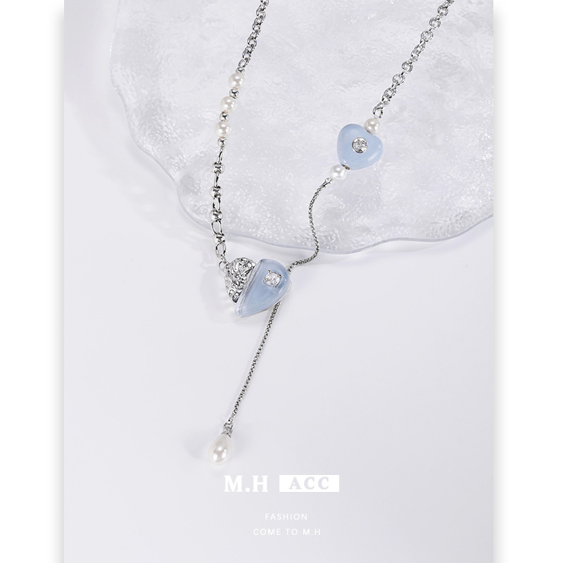 Blue metal heart-shaped necklace for women, fashionable, sweet and cool style, niche design, unique collarbone chain, original new style necklace Application Scenario