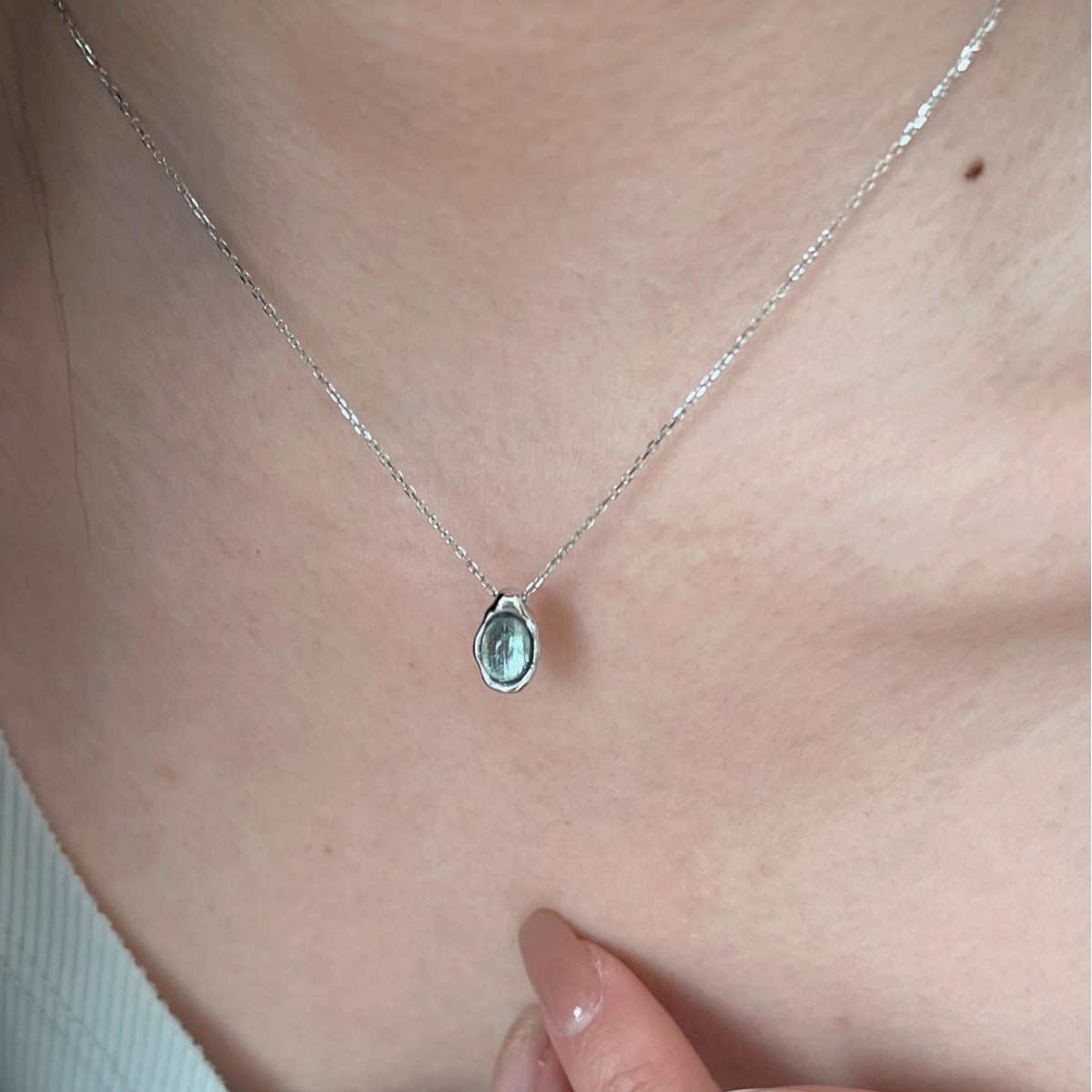 The water drop aquamarine and grape stone necklace is a versatile choice for women in summer. It's the same style as the French light luxury collarbone chain worn by an Instagram blogger full figure