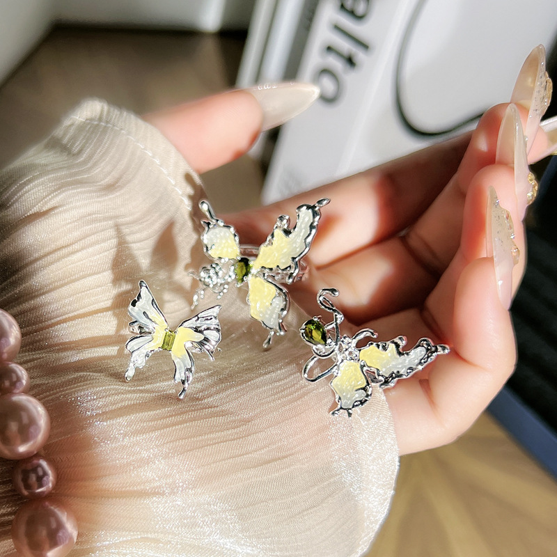 The new niche and irregular-shaped butterfly combination ring, with its unique and distinctive light yellow drip glaze color matching, is a sweet and cool ring accessory for summer full figure