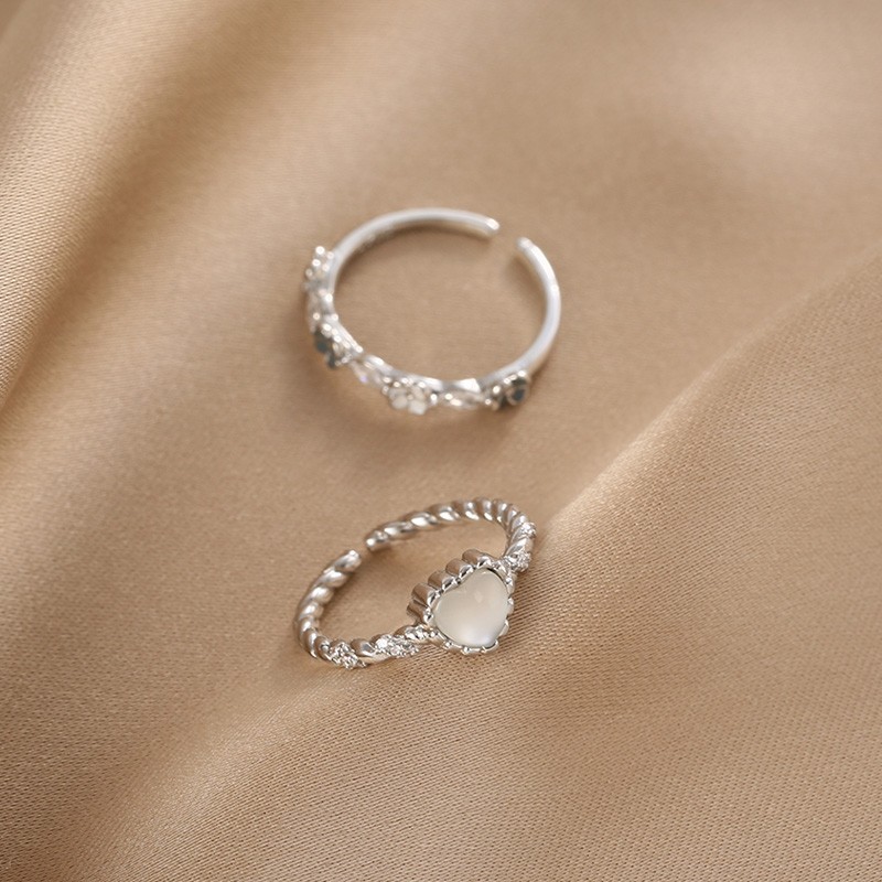 The Japanese and Korean flower-shaped heart-shaped ring is a niche design for women, exuding a sense of sophistication. It is adjustable, exquisite and versatile, with an open ring details Picture