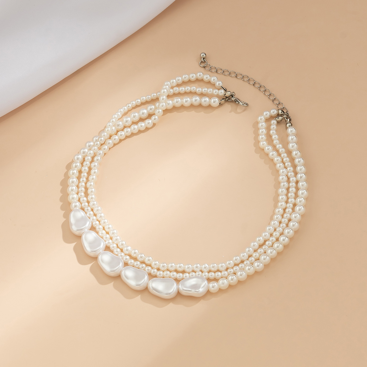 European and American cross-border jewelry, retro imitation pearl layering woven Baroque necklace, niche round bead chain, versatile necklace Application Scenario