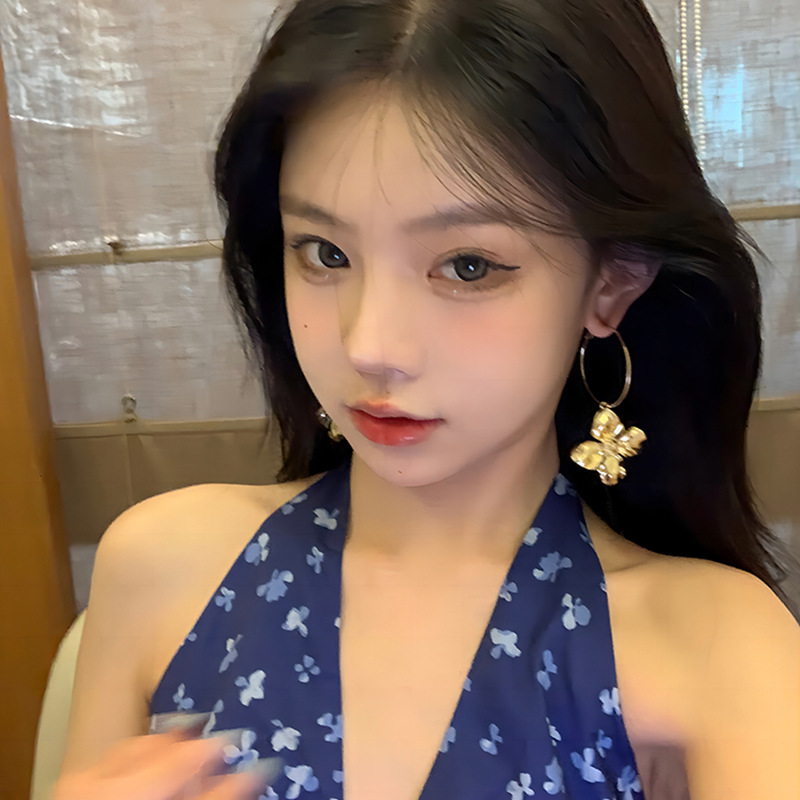 Exaggerated metallic floral earrings for women, European and American style, unique and elegant, internet-famous ear rings, golden socialite dress, high-end earrings Specification drawing