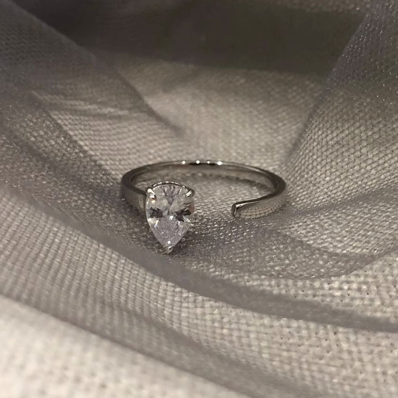 This is a super trendy and dazzling joint ring for women. The opening is adjustable and the ring is versatile. It is full of diamonds and has a simple and elegant style. It is a cool index finger ring Item Picture