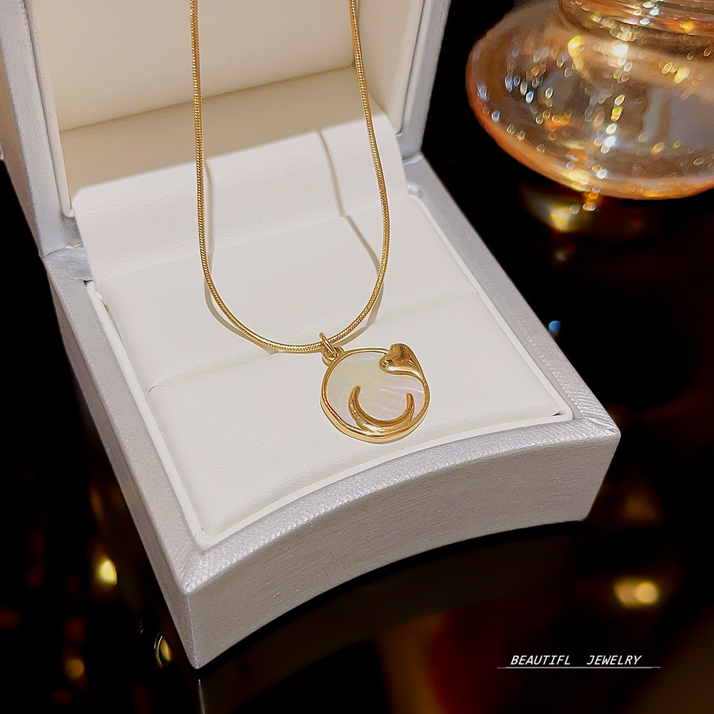 Japanese and Korean fashion heart moon necklace, versatile for women, light luxury white mother-of-pearl pendant collarbone chain, ins high-end and niche accessories full figure