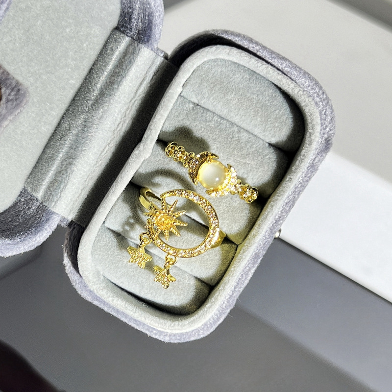 The 2024 new collection features a Chinese-style star and moon tassel open ring. It's a sophisticated and cold style for women, fashionable and versatile, and a trend for best friend rings Application Scenario