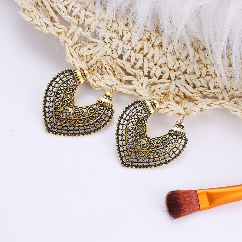 European and American hollowed-out Bohemian ethnic style carved earrings, retro ins heart-shaped geometric semi-circular earrings details Picture