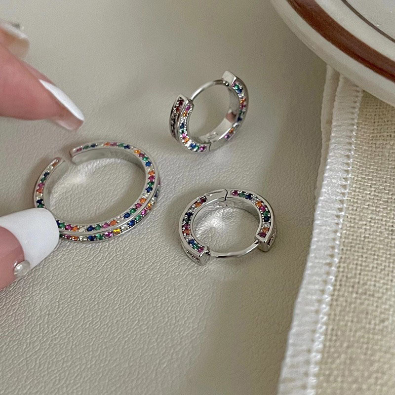 A niche, light luxury, colorful, diamond-encrusted, versatile zircon ring for women, with a fashionable, individualistic and elegant design. It's an open ring with a high-end feel full figure