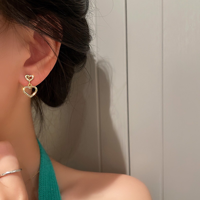 S925 Silver Needle diamond-encrusted hollowed-out heart-shaped earrings, Korean winter heart-shaped stud earrings, a popular, simple, small and fashionable earpiece Specification drawing