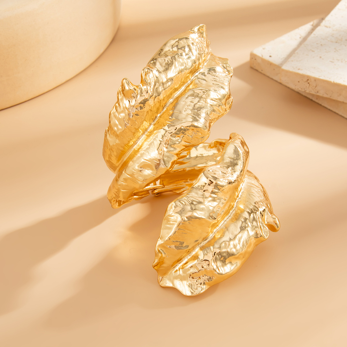 European and American cross-border jewelry, high-end metal leaf wound bracelet, irregular hollowed-out geometric spring bracelet for women Application Scenario