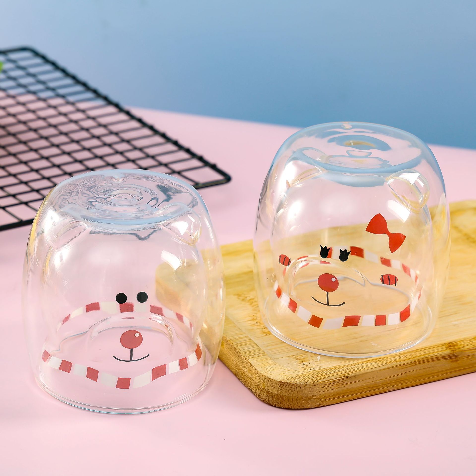 The glass cup is a popular and creative cute bear cup. It is a household high borosilicate glass double-layer heat-insulating cartoon coffee and milk cup details Picture