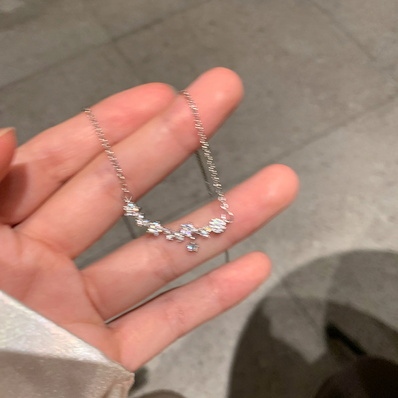 Super sparkling small flower zircon necklace, a light luxury design for women, a niche collarbone chain, a popular decorative necklace accessory full figure