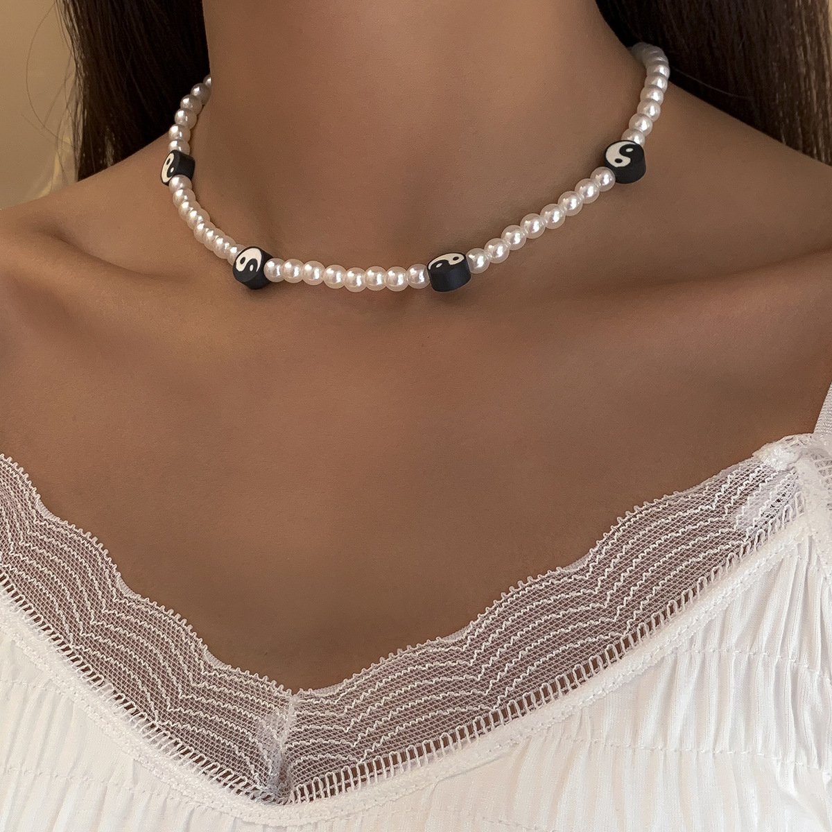 Pastoral retro pearl-like beaded necklace, simple black and white Tai Chi soft ceramic plate collarbone chain, cross-border from Europe and America full figure