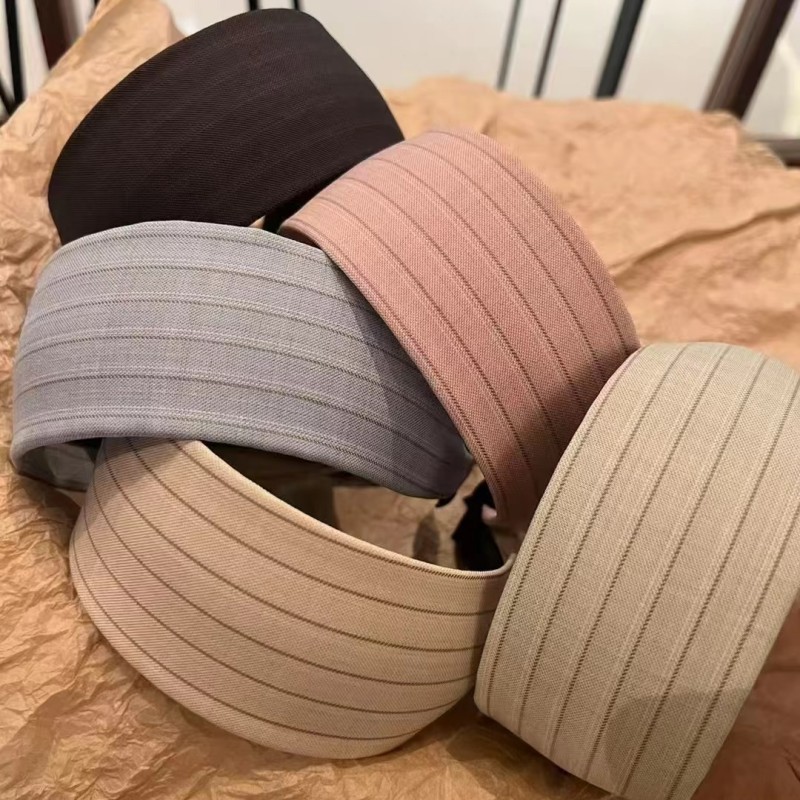 The cream-colored striped wide-brimmed hairband is versatile. The solid-colored headband makes the face look better. It has a small hair cover slit and can be used to press the hair. It is an accessory for starting from outside the hairpin full figure