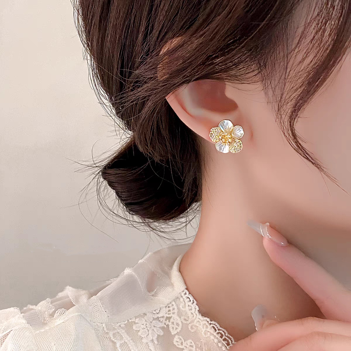 Asymmetrical flower earrings for women in 2025, unique and distinctive design, high-end and elegant, light luxury stud earrings details Picture
