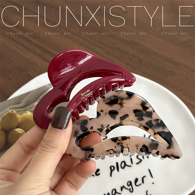 Gentle and elegant ~ Korean acetic acid high-end shark clip heart medium-sized style semi-grab hair clip ins French lazy grab clip Application Scenario